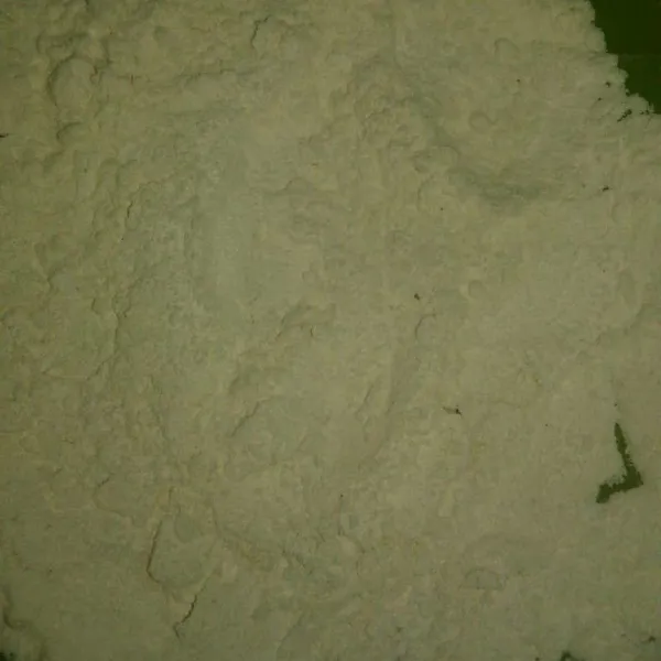 Campur tepung terigu dengan 1/2sdt kaldu bubuk dan 1/2sdt lada bubuk
