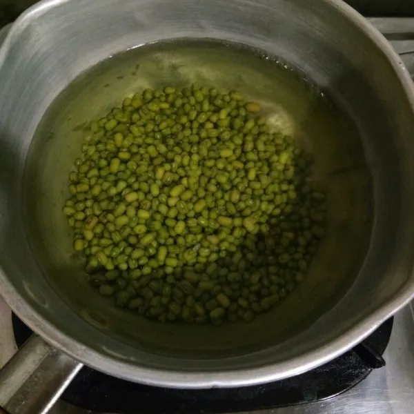 Masukkan kacang hijau dan air ke dalam panci.