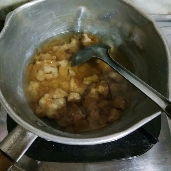 Saus gula jawa: masukkan gula jawa dan air ke dalam panci, masak hingga gula mencair kemudian angkat.