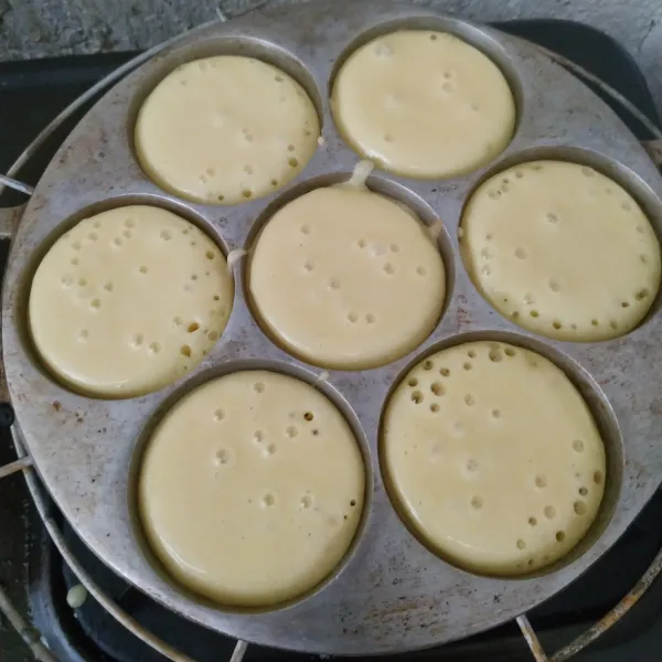 Panaskan cetakan kue lumpur, oles dengan minyak goreng. Tuang adonan pukis sebanyak 3/4 cetakan. Tunggu sampai keluar gelembung.