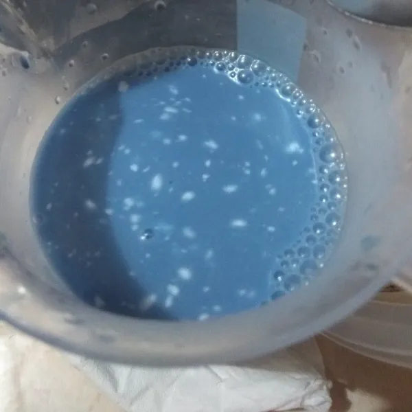 Campurkan air biru dengan santan. Tambahkan garam.
