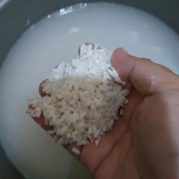 Rendam beras minimal 2 jam kemudian tiriskan.