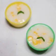 Masukkan ke dalam cetakan, tambahkan irisan pandan agar wangi dan cantik.