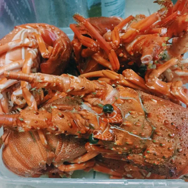 Bersihkan lobster seperti yang sudah ada di resep buatan chef Yummy sebelumnya, lalu rebus setengah matang selama 2 menit hingga kemerahan