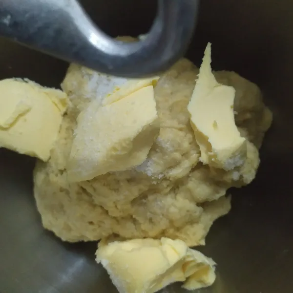 Lalu tambahkan butter dan garam, uleni kembali sampai kalis elastis dan lembut, halus, jika ditarik tidak gampang putus.