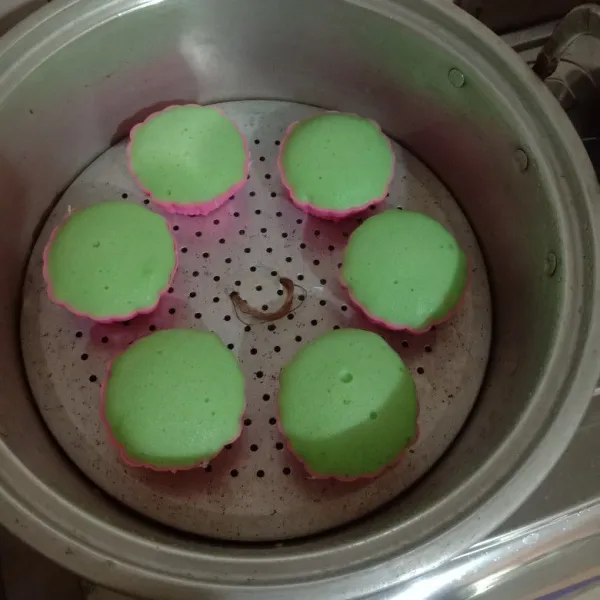 Tuang adonan hijau hingga penuh kemudian kukus selama 25 menit. Jangan lupa beri serbet pada tutupnya.