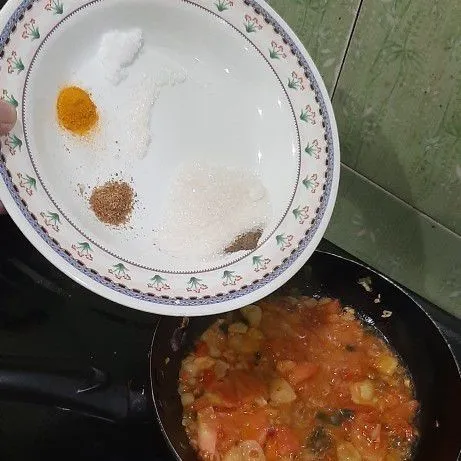 setelah diiris lalu tumis dengan minyak goreng dan margarine, setelah tercampur dan mencair lalu masukkan garam, kunyit bubuk, ketumbar bubuk, lada hitam dan gula, lalu aduk hingga rata.