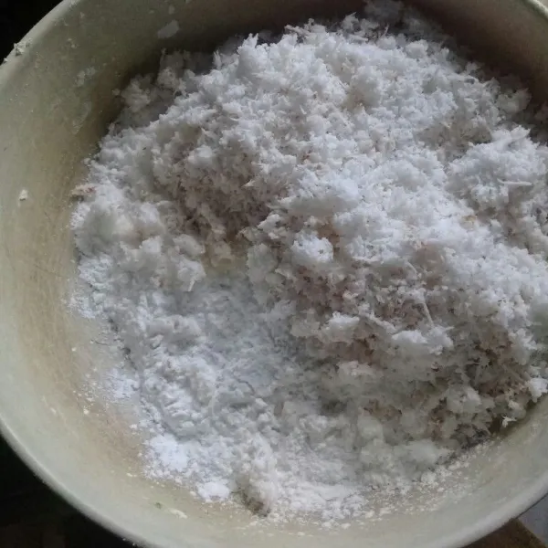 Campur tepung ketan, gula pasir, garam, kelapa parut, dan vanili bubuk.