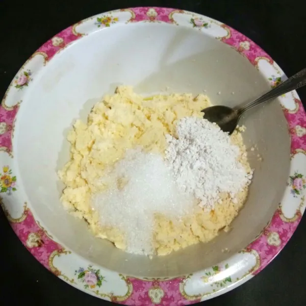 Tambahkan gula pasir dan tepung tapioka, aduk hingga tercampur rata.