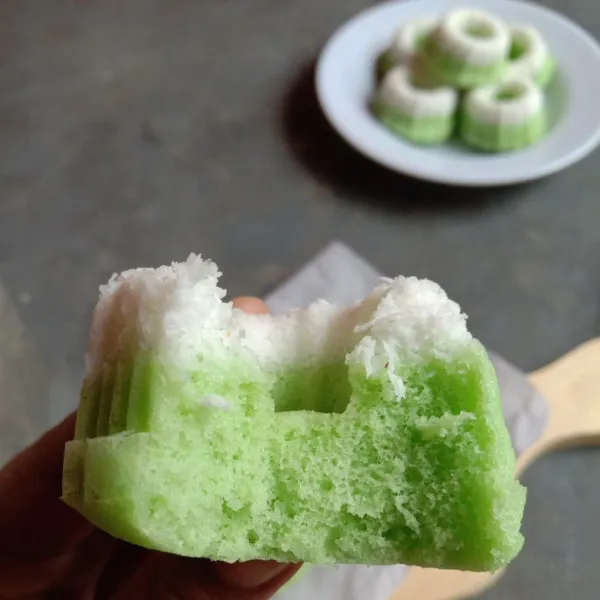 Biarkan dingin baru keluarkan dari cetakan. Siap disajikan.