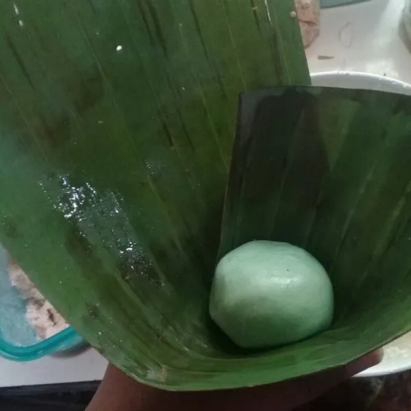 Bungkus dengan daun pisang, untuk membungkus disesuaikan selera.