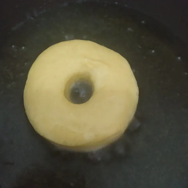 Panaskan minyak di teflon, goreng donat sampai matang, cukup sekali balik saja agar donat tidak terlalu menyerap minyak, tiriskan.