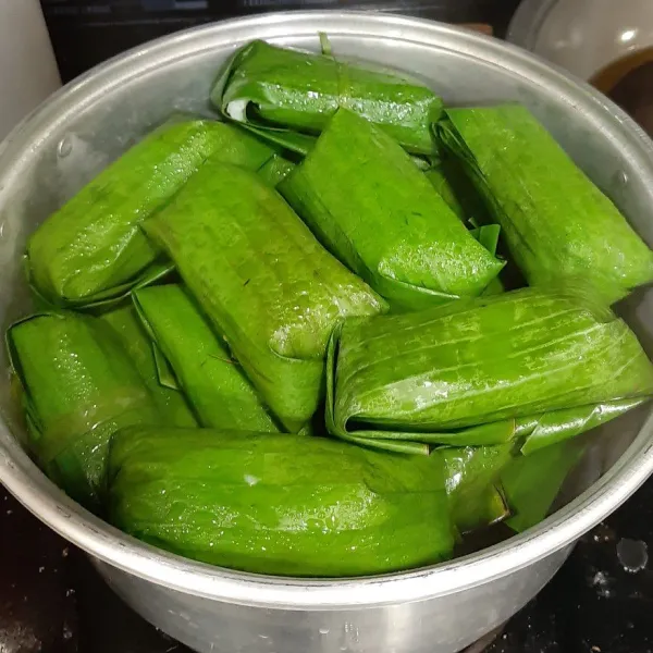 Kukus lontong hingga matang. Sajikan bersama sambal kacang.