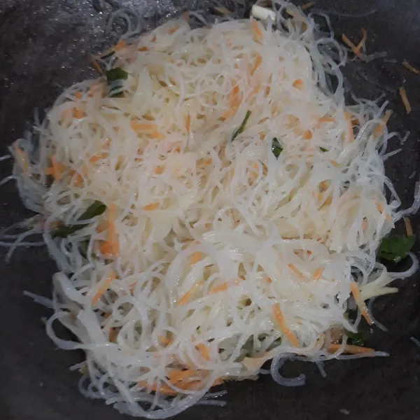 Masukkan bihun jagung yang sudah direndam, wortel, daun bawang, garam, dan kaldu bubuk masak sampai matang.