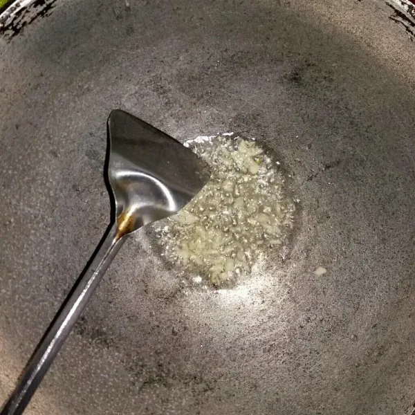 panaskan minyak laku tumis bawang putih sampai kecoklatan.