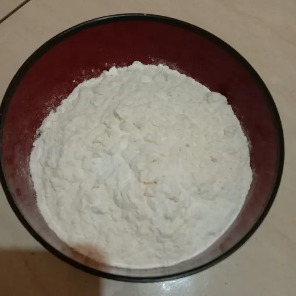 Campur terigu dan baking powder kemudian ayak.