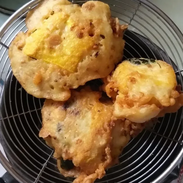 Panaskan minyak, masukan bahan ke dalam minyak panas, goreng hingga matang dan garing, berwarna kuning kecoklatan. sStelah matang angkat dan tiriskan.