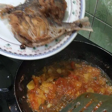 setelah tumisan bumbu mateng masukkan ikan yg sudah digoreng lalu aduk hingga rata.