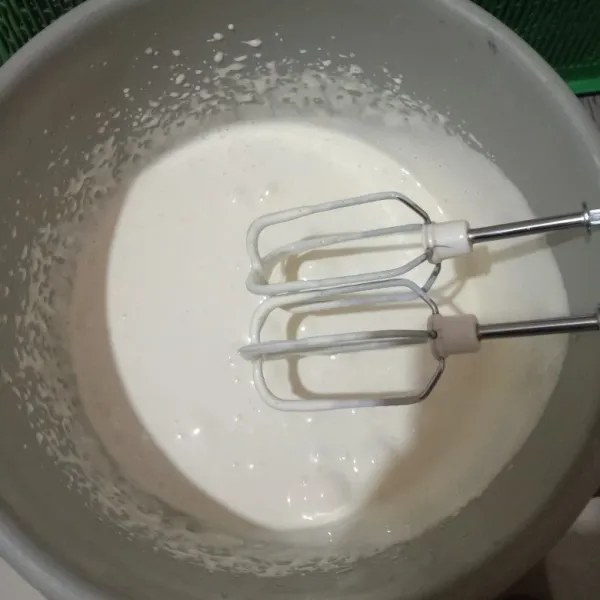 Mixer gula dan telur dgn kecepatan tinggi hingga putih dan berbuih, masukkan SP kemudian mixer lagi hingga kaku.