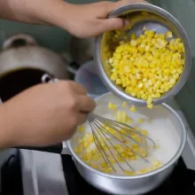 Apabila sudah mengental, masukkan jagung pipil yang sudah dikukus.