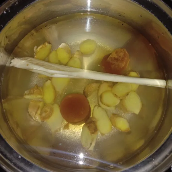 Membuat kuah jahe: dalam panci masukkan air, potongan jahe, sereh geprek, gula merah, gula pasir, dan daun pandan jika menggunakan.
