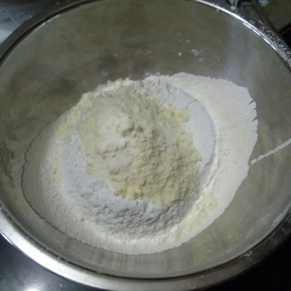 Membuat cenil: dalam wadah, campur tepung tapioka, tepung terigu, garam, dan vanili bubuk. Aduk rata.