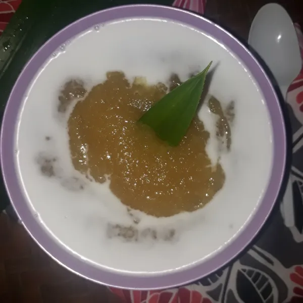 Taruh bubur singkong ke dalam mangkuk. Sajikan dengan kuah santan.