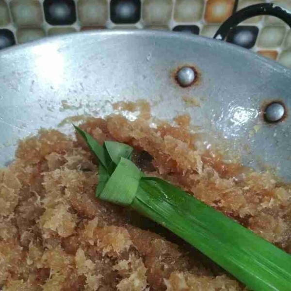 Bahan isi: masak kelapa parut kasar, gula merah, garam, daun pandan, dan air sambil diaduk sampai meresap dan sedikit basah, sisihkan.