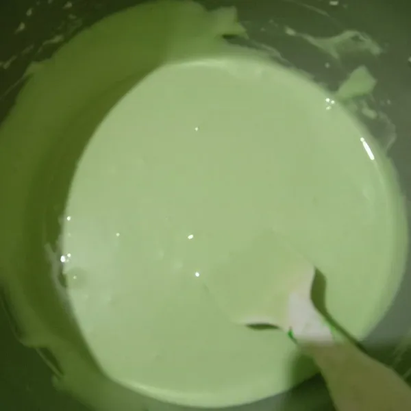 Masukkan terigu, mixer dengan kecepatan rendah hingga rata. Masukkan santan dan pasta pandan lalu aduk rata dengan spatula.