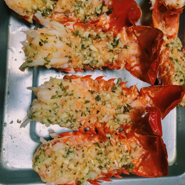 Olesi lobster dengan bumbu mentega tersebut lalu panggang di oven dengan suhu 150 derajat selama 15 menit.