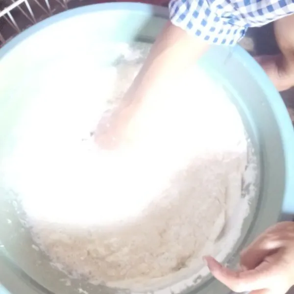 masukan tepung terigu, baking powder, ragi instan, gula dan mentega aduk sampai halus dan lentur
