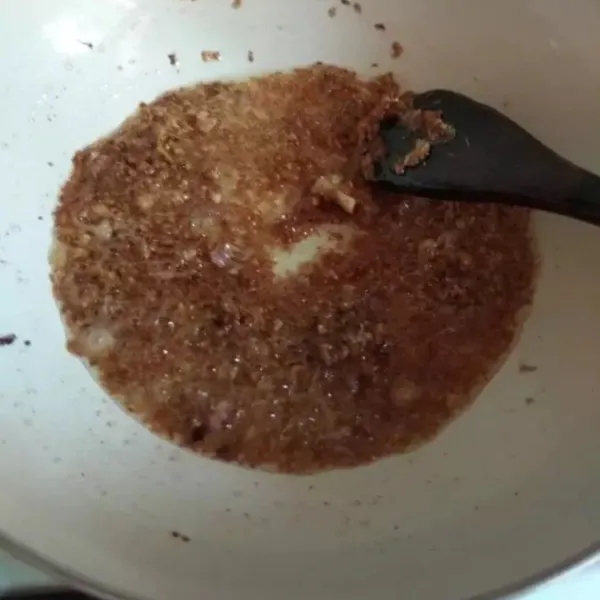 Membuat serundeng: Panaskan minyak, tumis bumbu halus hingga matang. Tambahkan gula merah. Masak hingga gula merata.