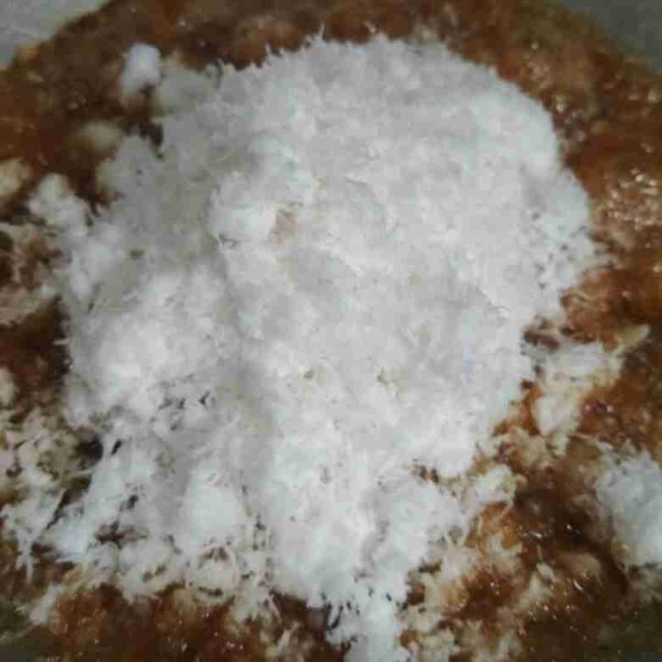 Campur gula merah dan air sampai gula merah leleh masukkan kelapa parut. Masak sampai air menyusut dan agak kering, sisihkan.