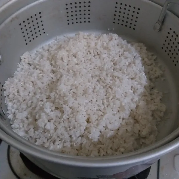 Kukus beras di dalam dandang yang sudah beruap banyak, selama 15 menit atau setengah matang.