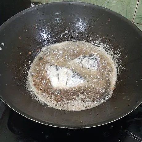 goreng ikan terlebih dahulu