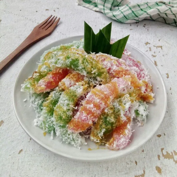 Sajikan cenil, dengan tambahan kinca gula merah.