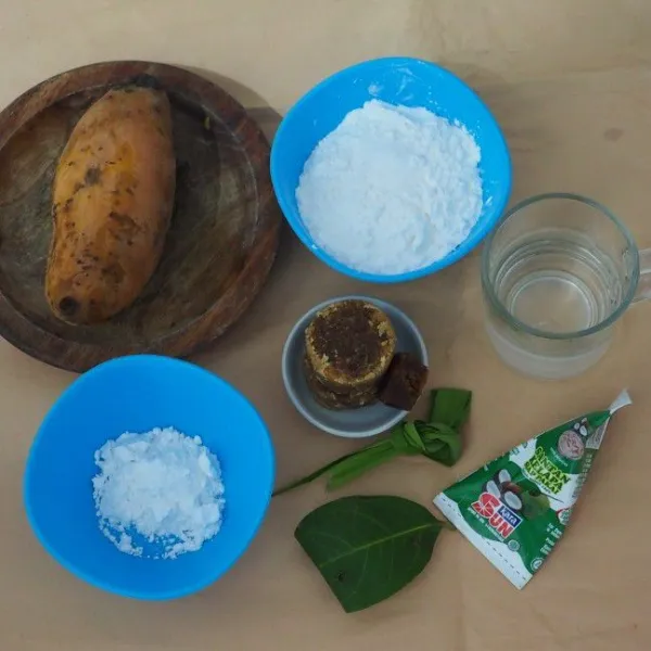 Siapkan 3 bahan yaitu bahan biji salak, bahan kuah, dan bahan saus.