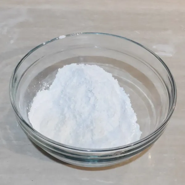 Pertama, campur jadi satu dalam wadah tepung beras, tepung terigu, tepung Tapioka, dan gula pasir.