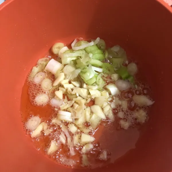 Panaskan minyak dalam panci bekas merebus mie, lalu tumis bawang putih dan bagian batang putih bawang daun hingga layu dan harum. Masukkan sosis dan bakso sapi, masak hingga berubah warna.