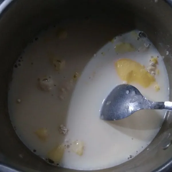 Siapkan Vla. Campur susu cair, tepung terigu, garam, perisa vanila dan margarin dalam panci.