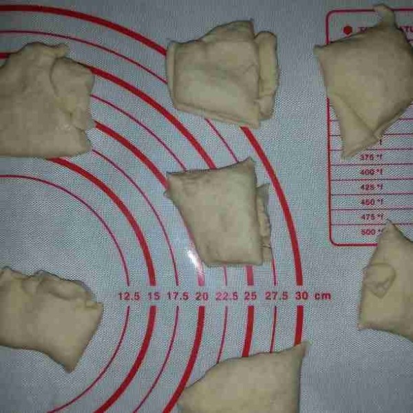 Potong dan timbang adonan @30 gr atau sesuai selera.