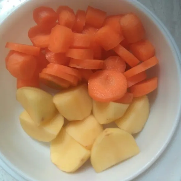 Masukkan wortel dan kentang ke dalam rebusan ceker setelah empuk