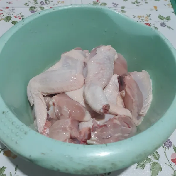 Setelah 10 menit, bilas ayam kemudian baluri ayam dengan garam yang cukup banyak (sampai setiap potong terbalur semua), kemudian cuci lagi dengan air.