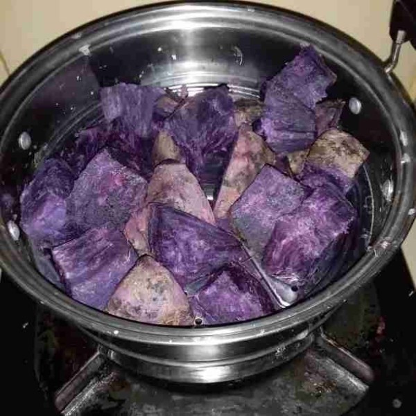 Cuci bersih ubi ungu. Potong kecil-kecil tanpa dikupas kulitnya. Kukus ubi selama 15 menit, angkat. Buang kulit ubi kemudian lumatkan dengan garpu/ulekan.