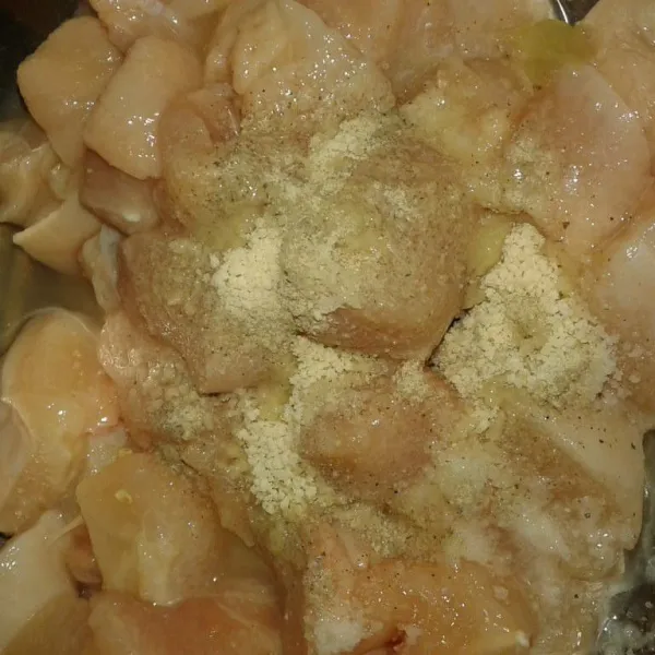 Marinasi dengan bawang putih bubuk, garam, kaldu bubuk dan lada bubuk. Aduk rata dan simpan dalam kulkas selama 1jam