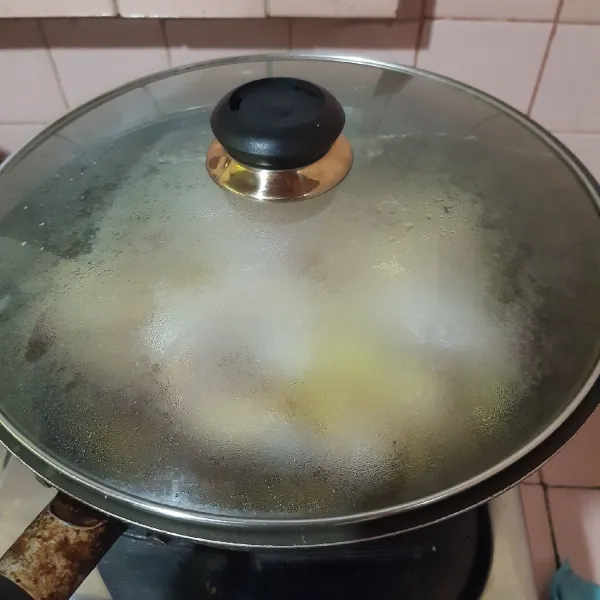 Tutup wajan dan aduk sesekali agar bumbunya merata dan ayamnya tidak menempel ke wajan. Masak hingga bumbunya meresap.