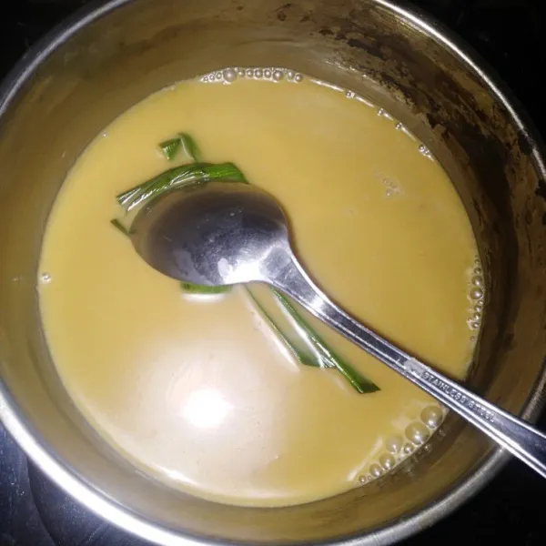 Tambahkan santan, masak hingga mendidih. Matikan kompor lalu siramkan pada bubur.