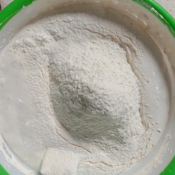 Masukkan terigu, maizena, baking powder, dan baking soda sambil diayak. Aduk balik pakai spatula.