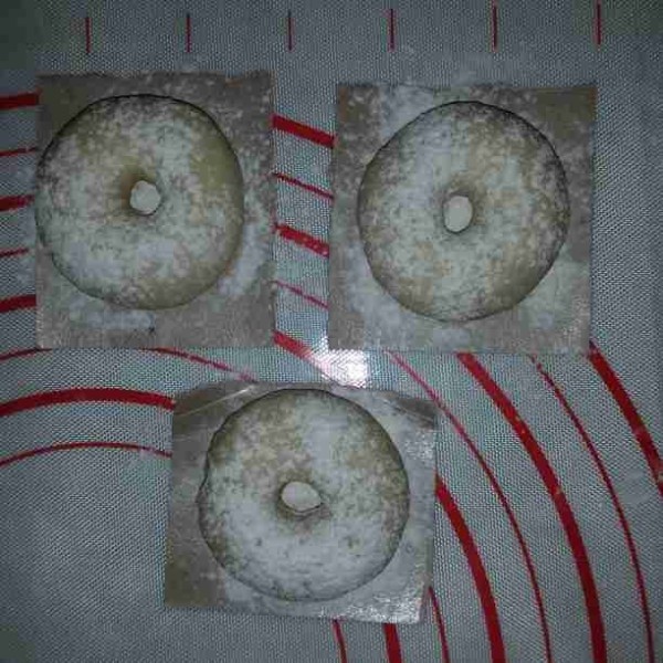 Bulatkan adonan dan lubangi dengan jari. Pipihkan adonan asal tekan saja. Taburi dengan tepung. Alasi adonan dengan kertas nasi untuk mempermudah saat mengambil. Diamkan adonan 45 menit. Tutup dengan serbet.