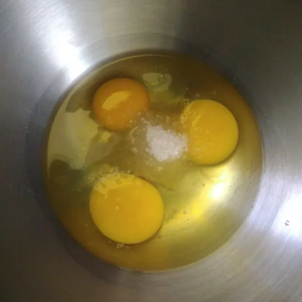 Dalam wadah, masukkan telur, vanili, dan gula. Mikser hingga mengembang.